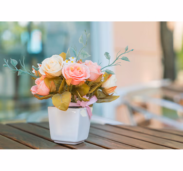 Persiana enrollable salón rosas en la mesa - TenVinilo