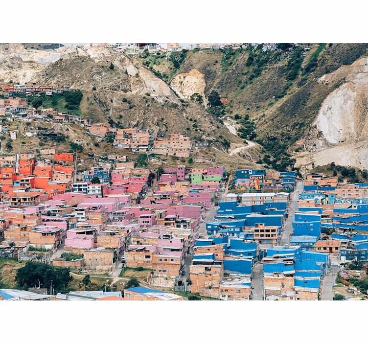 Mural ciudad casas coloridas en la ladera - TenVinilo