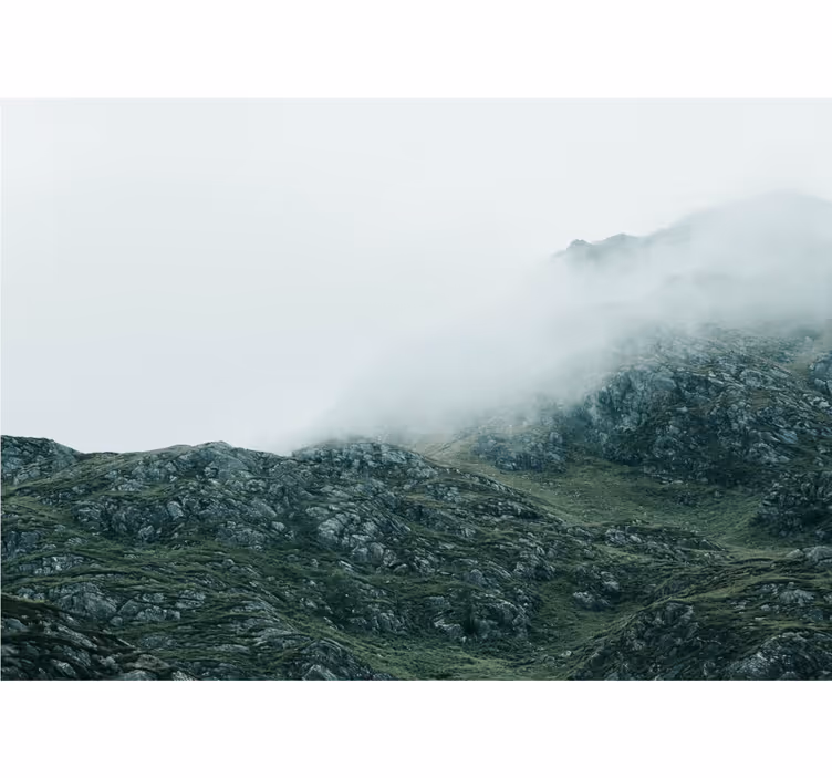 Mural de montañas vistas en una densa niebla - TenVinilo