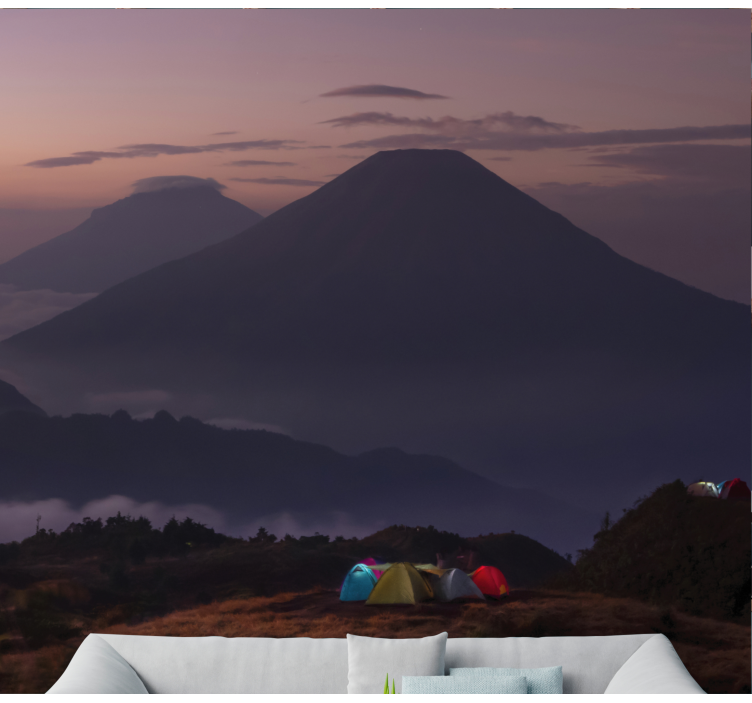 Fotomural de montañas Excursionistas con montaña nublada - TenVinilo