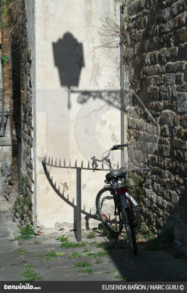 Poster paisajes vinilo sombra farola y bicicleta - TenVinilo