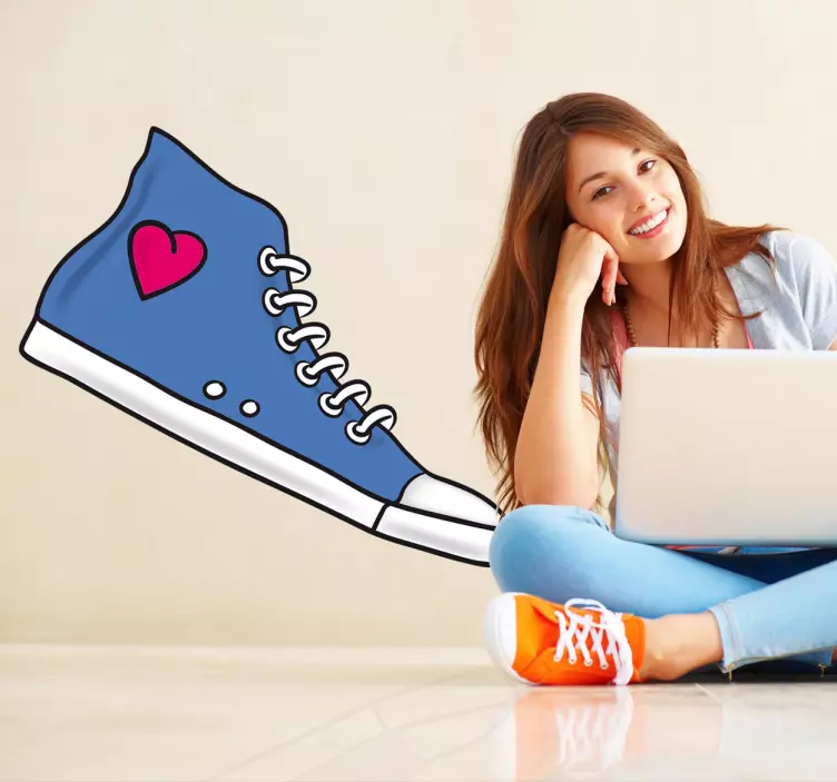Adhesivo zapatilla con corazón - TenVinilo
