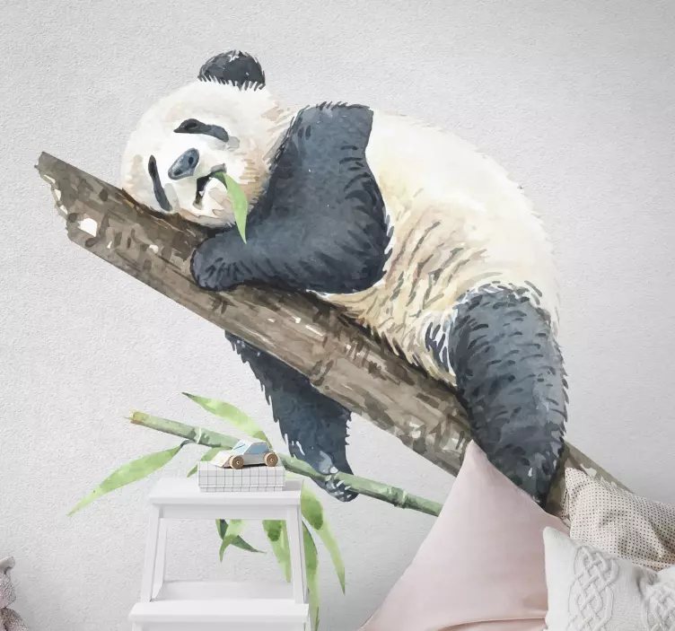 Vinilo animal salvaje Panda realista con una planta - TenVinilo