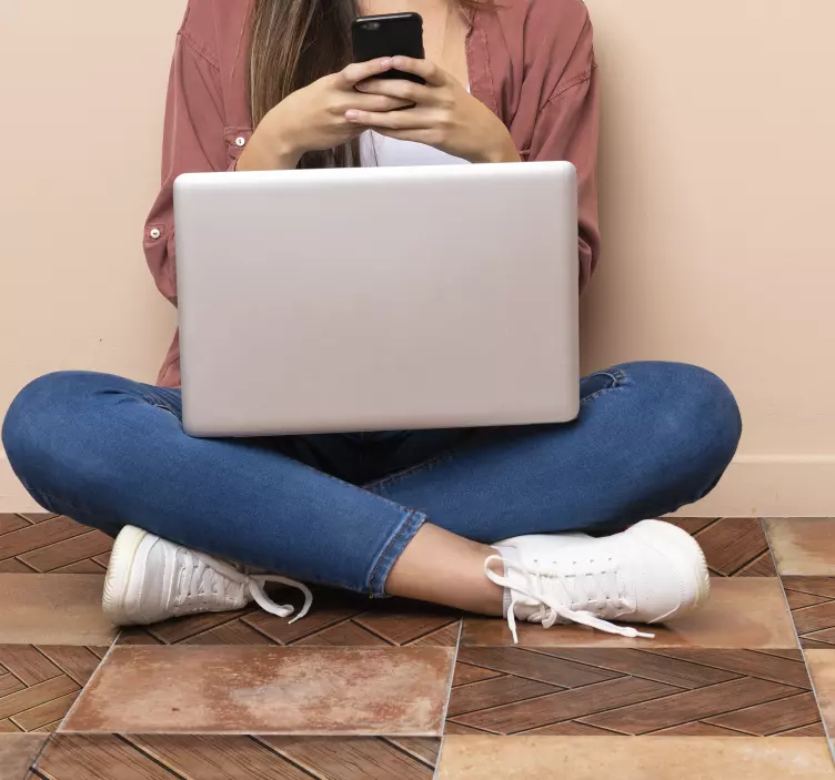 Suelo vinílico de tablones de madera en zigzag - TenVinilo