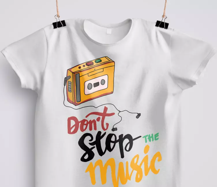 Camiseta con ilustración de cassette walkman retro - TenVinilo