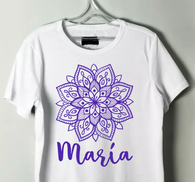 Camiseta personalizada mandala morada con nombre - TenVinilo