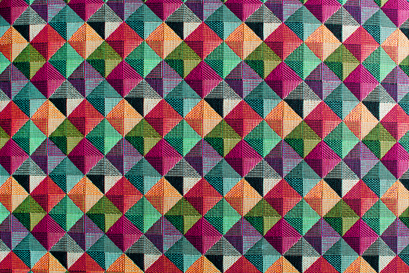 Alfombra vinílica dormitorio Patrón textil multicolor geométrico - TenVinilo